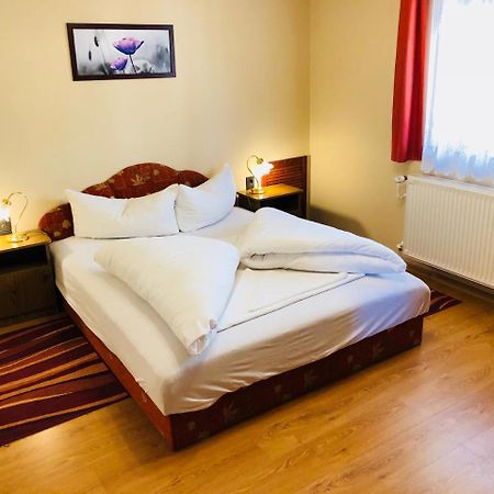 Bed and Breakfast Szuts Panzio Фертёракош Экстерьер фото